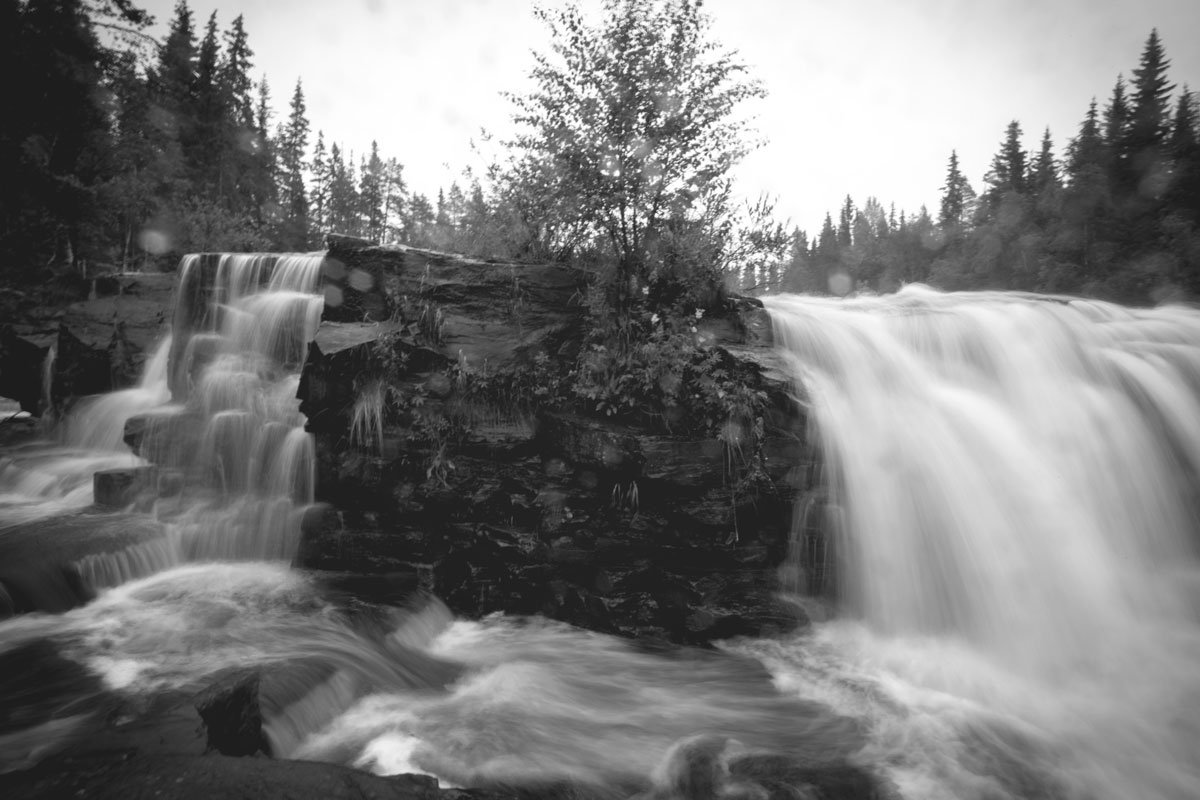 fjätfallen-waterfall-bw