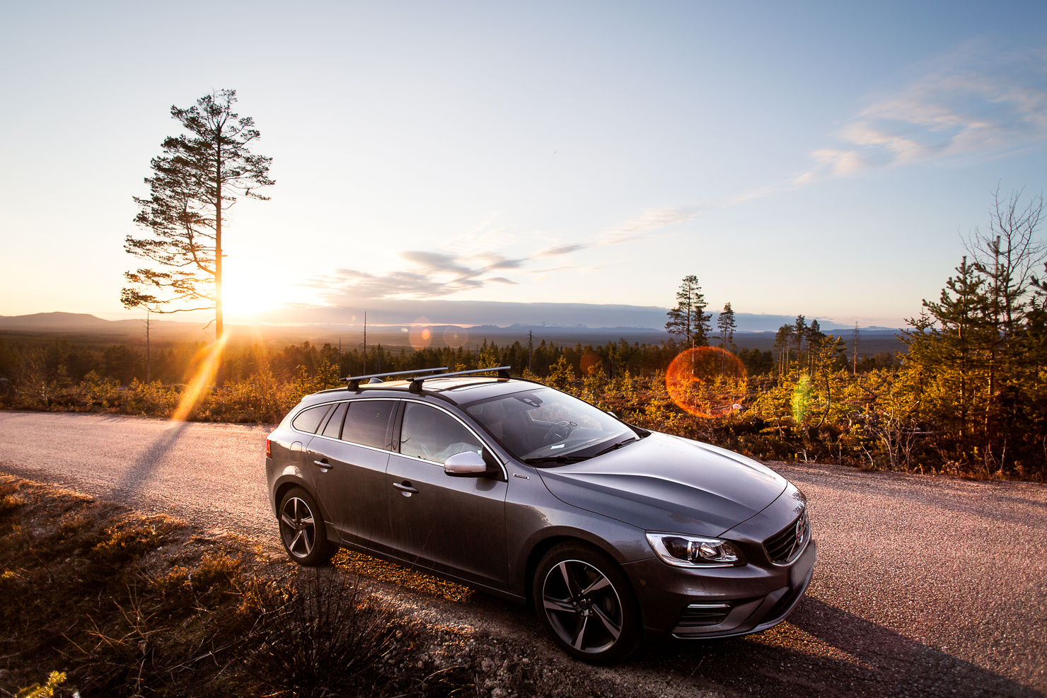 Volvo V60 laddhybrid i solnedgång